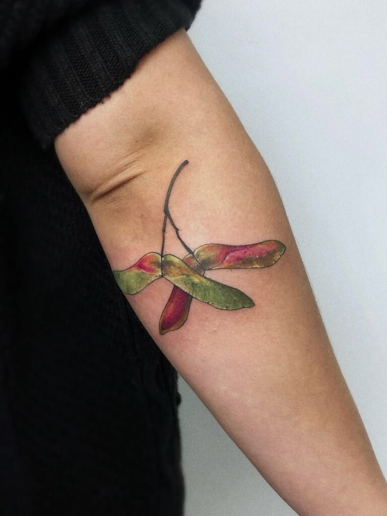 tatuaj inspirat de toamna si natura, cu frunze colorate