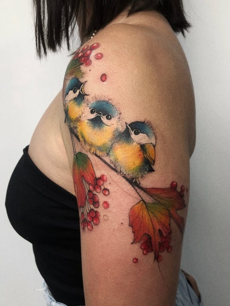 tatuaj cu pasari de toamna si frunze colorate