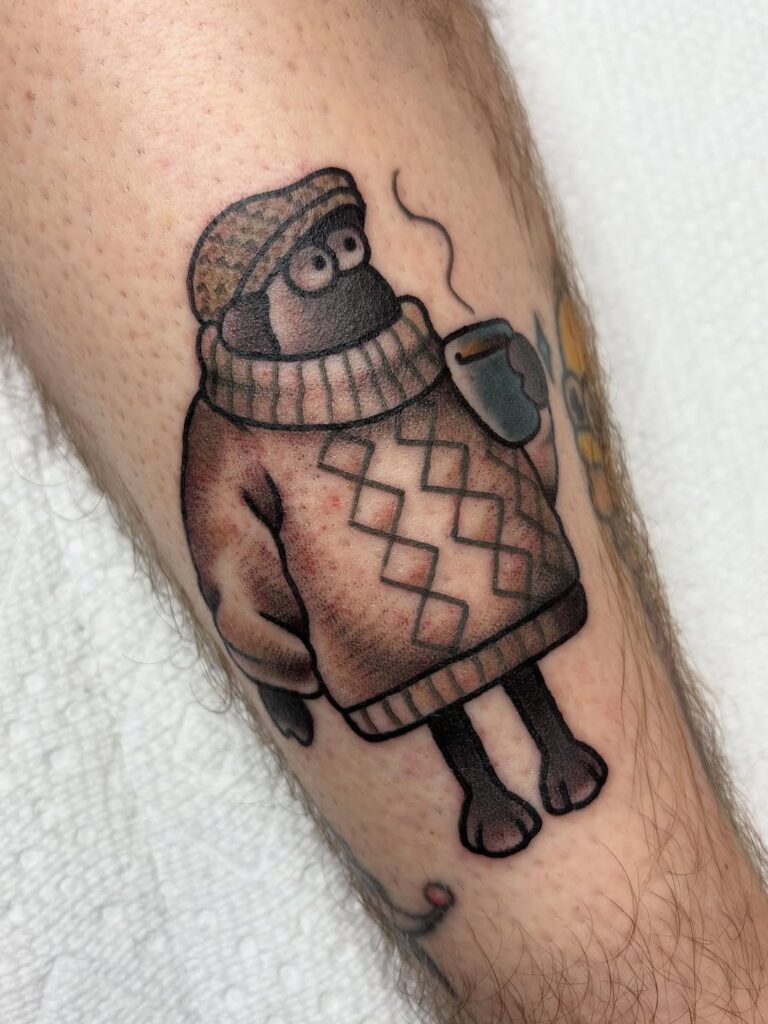 tatuaj de toamna cu pulover si o bautura calda 