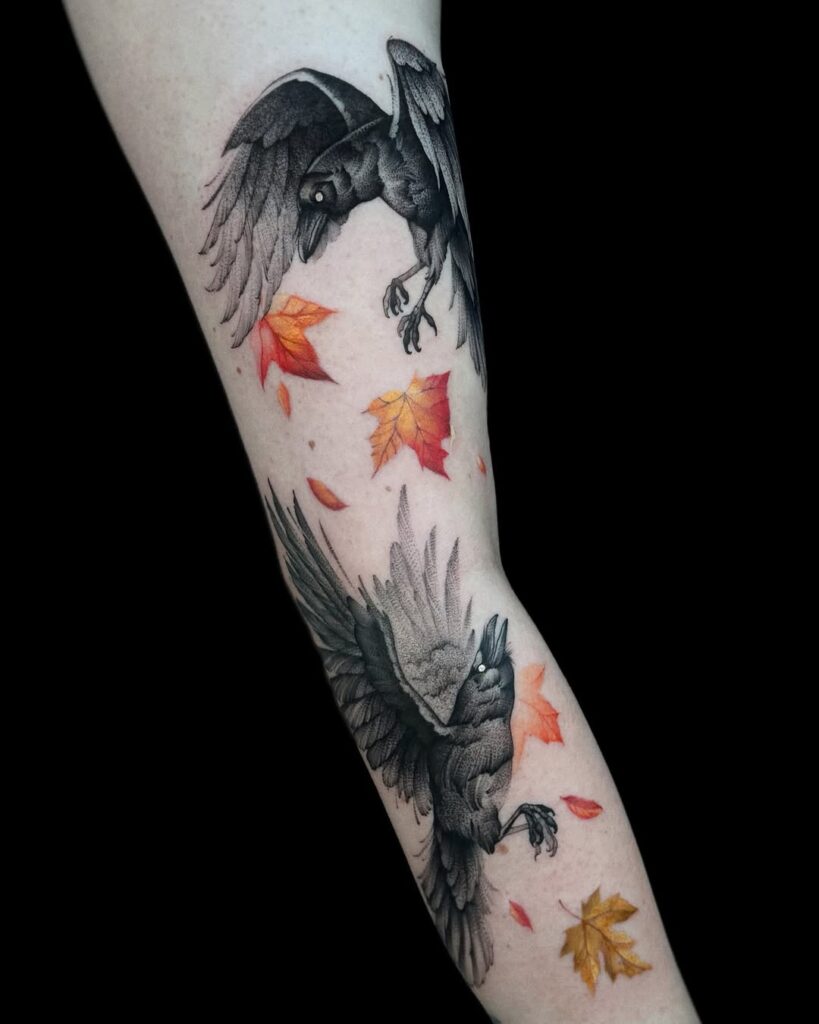 tatuaj cu corbi in zbor si frunze de toamna