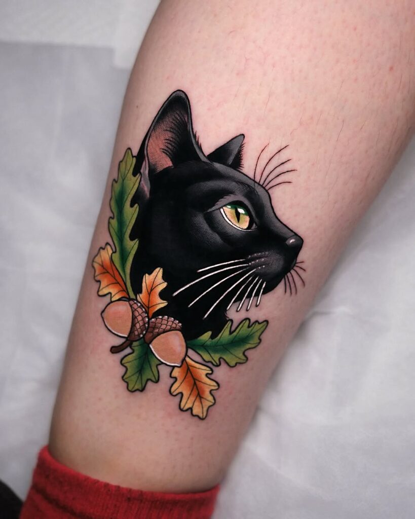 tatuaj cu pisica neagra si ghinde cu tematica de toamna