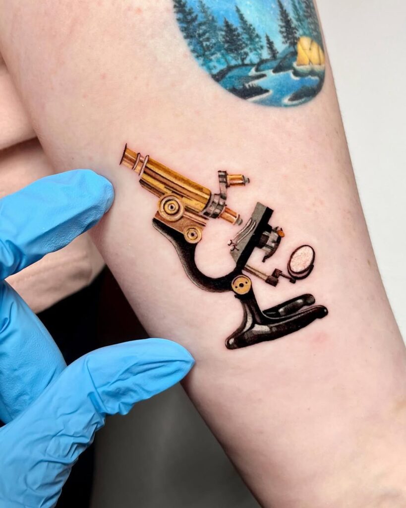 design tatuaj științific cu microscop