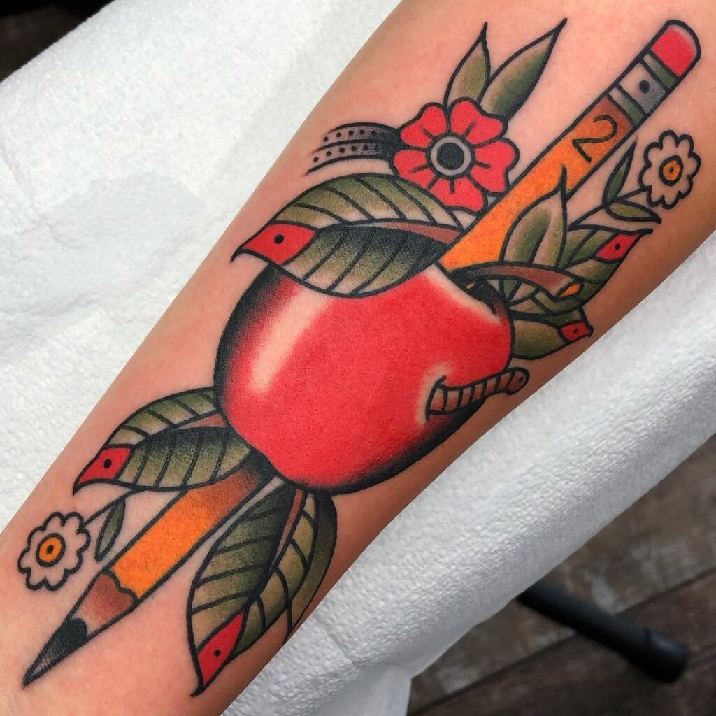 tatuaj inspirat de scoala si profesori cu mar si creion pe brat