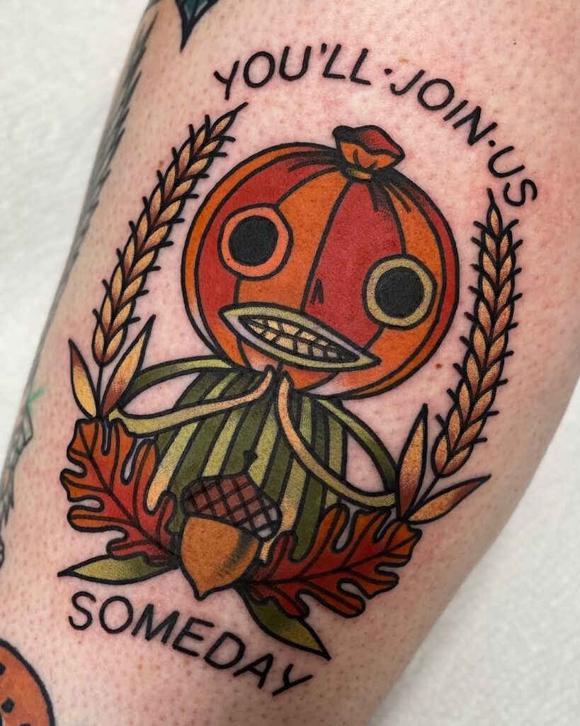 tatuaj amuzant de toamna cu un cap de dovleac si ghinda