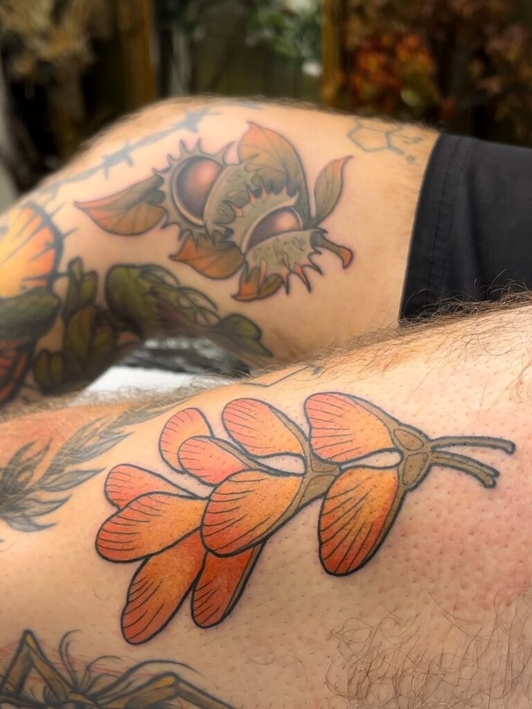 tatuaj de toamna cu frunze colorate