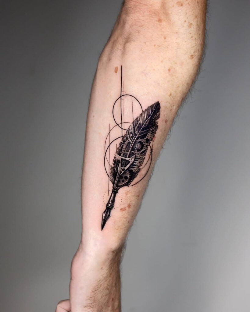 tatuaj cu stilou pana detaliat pe braț
