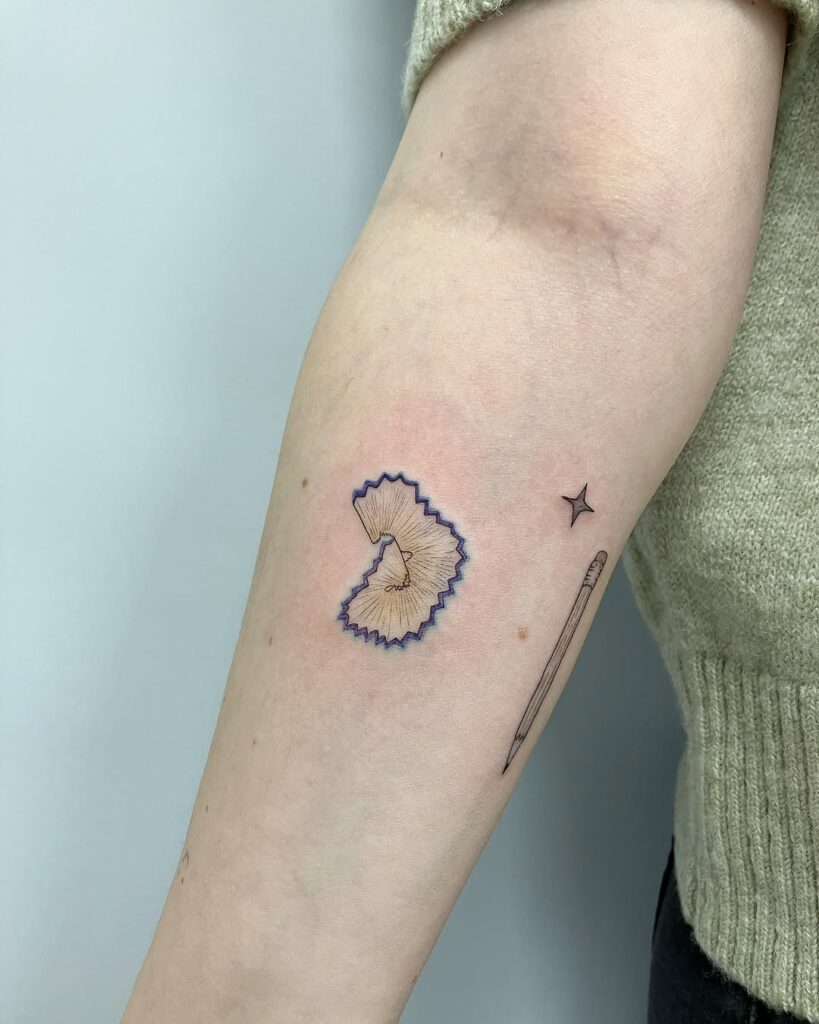 tatuaj inspirat de școală cu creion