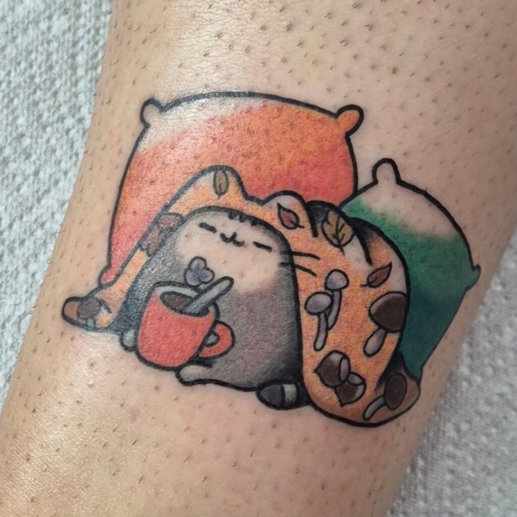 tatuaj cu pisica cozy care bea un ceai de toamna sub patura