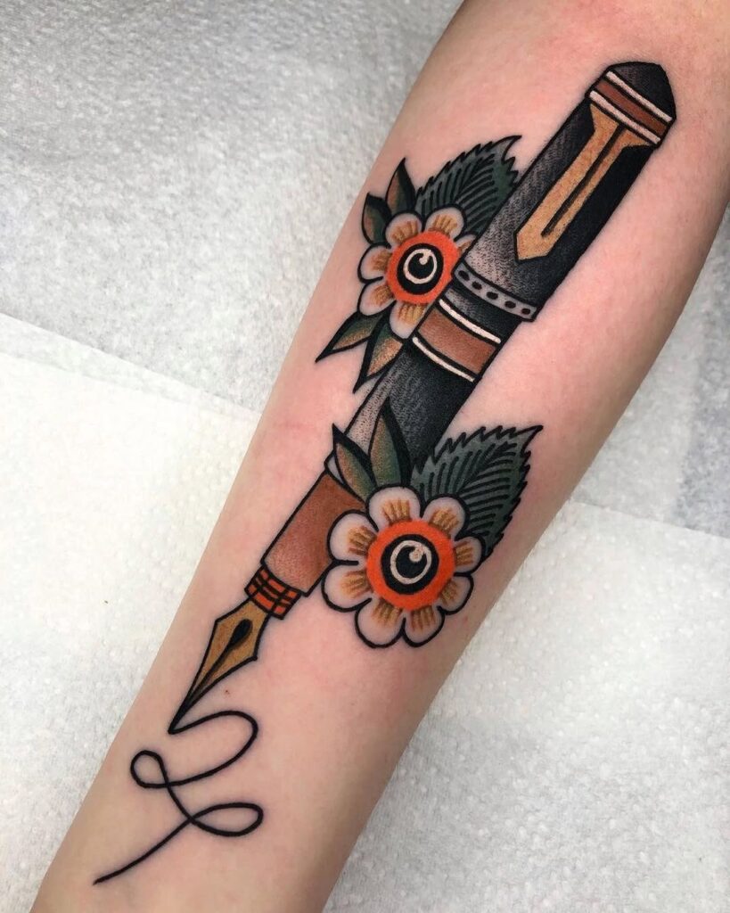 tatuaj inspirat de școală cu stilou