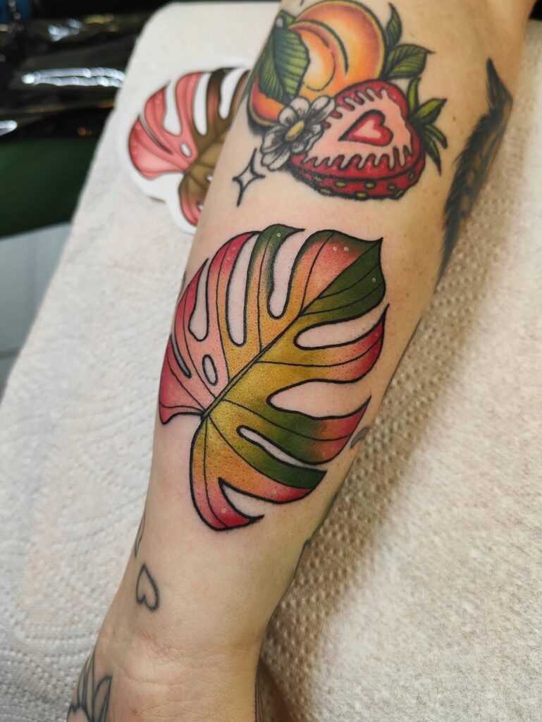 tatuaj insiprat de culori de toamna cu frunza monstera