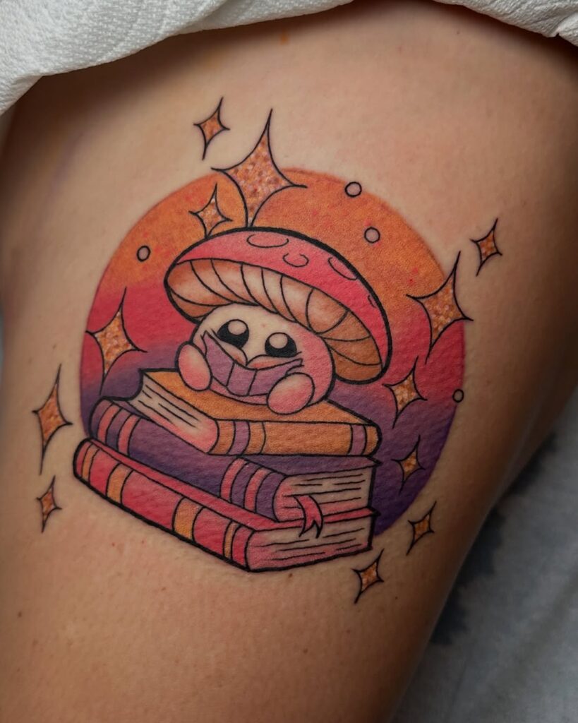 tatuaje la scoala cu o ciuperca pasionata de lectura pe braț