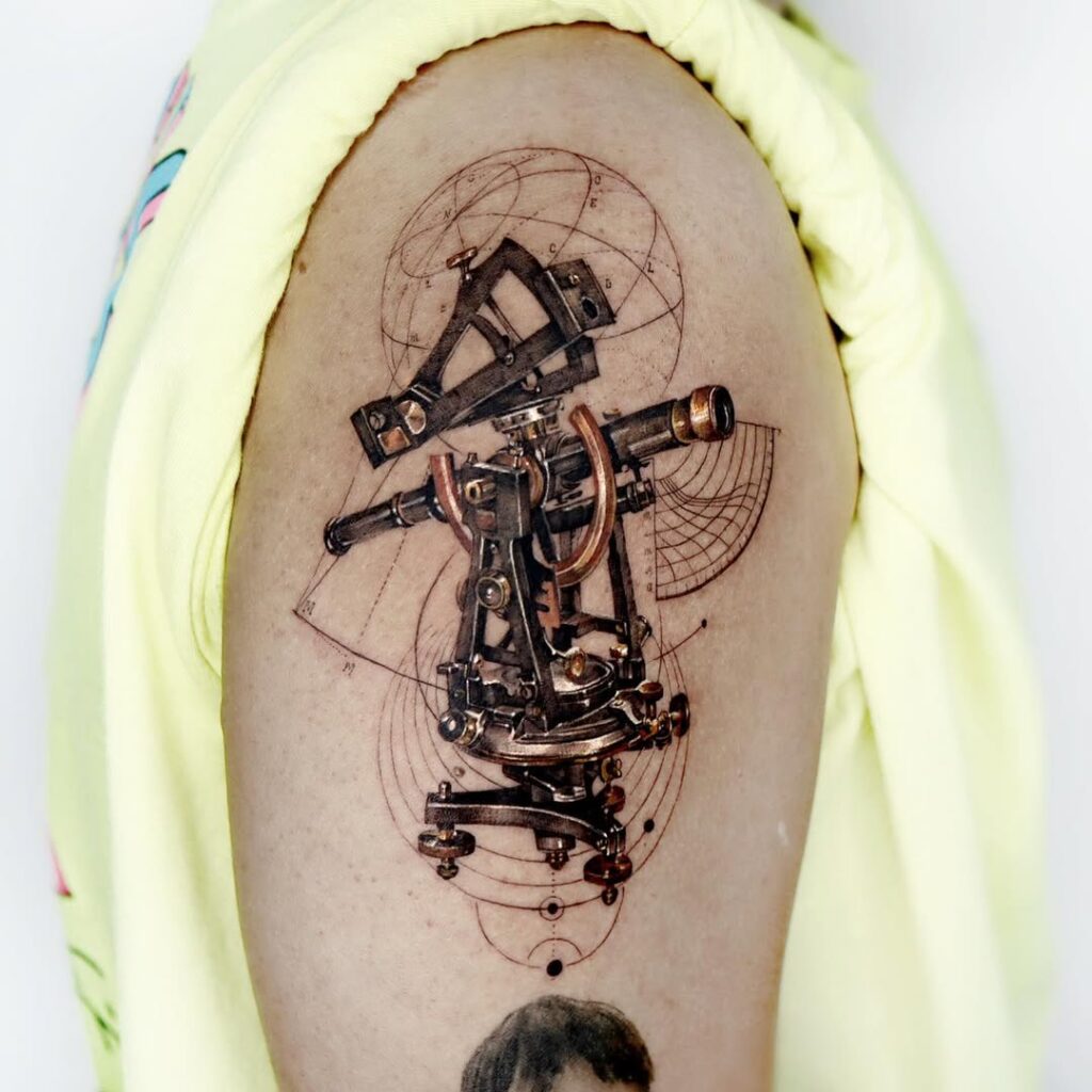 tatuaj inspirat de școală cu microscop