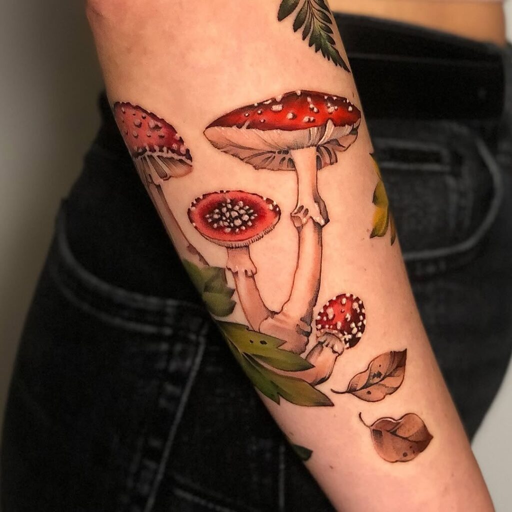 tatuaj cu ciuperci rosii cu puncte albe otravitoare de toamna si frunze maro