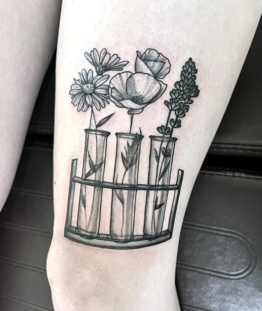 tatuaj cu plante si flori pe picior