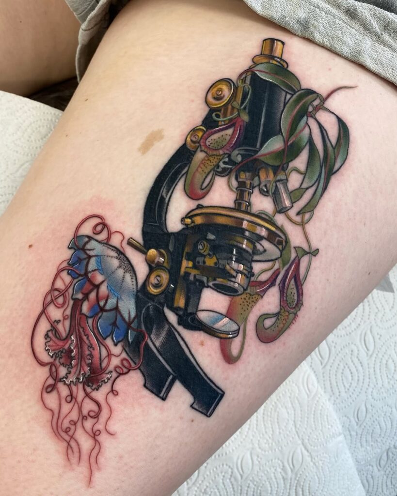 tatuaj cu microscop si plante detaliat pe picior