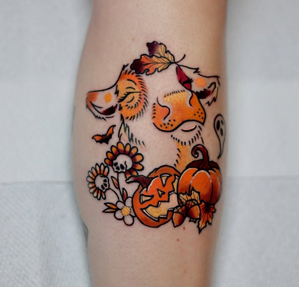 tatuaj cu o vaca draguta cu un decor de toamna si dovleci